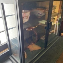 抹茶茶碗コレクションとキャビネットの画像