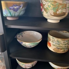 抹茶茶碗コレクションとキャビネットの画像