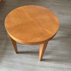 丸いサイドテーブルの画像