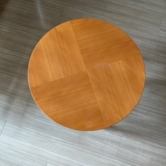 丸いサイドテーブルの画像