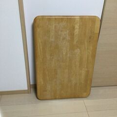 かなりしっかりしたテーブルです。