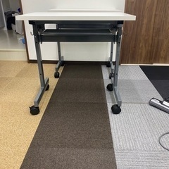 キャスター付きテーブル