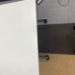 キャスター付きテーブルの画像