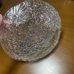 透明のガラスの大皿　虹色　花模様の画像