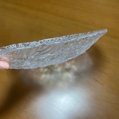 透明のガラスの大皿　虹色　花模様の画像