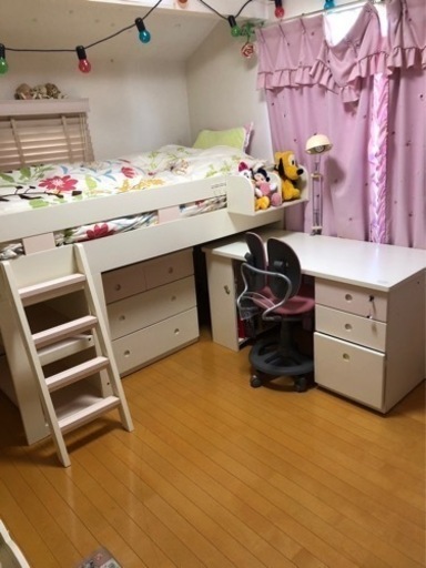 コイズミ、システムベッドと学習机と椅子と3段チェストとブックシェルフとデスクライトとデスクトップ棚のセット