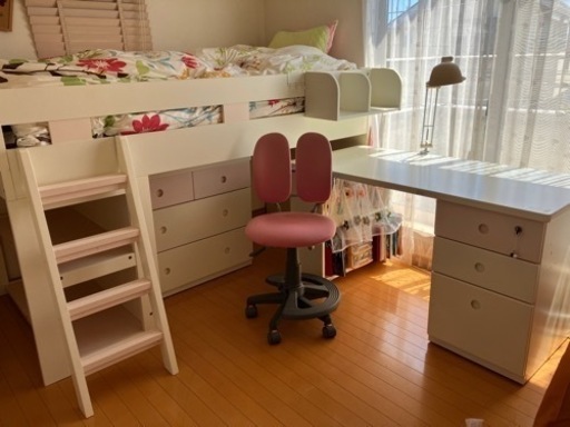 コイズミ、システムベッドと学習机と椅子と3段チェストとブックシェルフとデスクライトとデスクトップ棚のセット