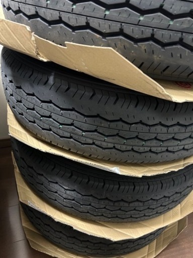 ハイエース　純正タイヤ8.9日取りに来ていただける方