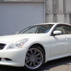 セダン系も続々入荷😃🚗　　日産　スカイラインの画像