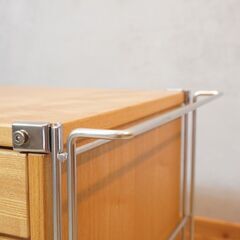 無印良品(MUJI)の人気のタモ材×ステンレス キッチンワゴンです。引き出し扉収納とキャスター付きで、カトラリーなどの小物収納にも最適のコンパクトなサイズ感は2人暮らしにもオススメ♪DG442の画像