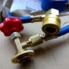 自動車用エアコンガス とチャージホースの画像