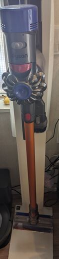 Dyson V8 Fluffy? バッテリー交換必須 壁掛け台座付き 都内近辺直接お届け可能