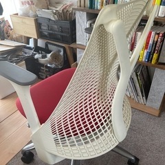 ハーマンミラー セイルチェア ホワイト×レッドの画像