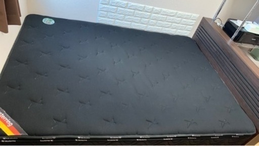 ダブルベッド　マットレス付き（分解済み）