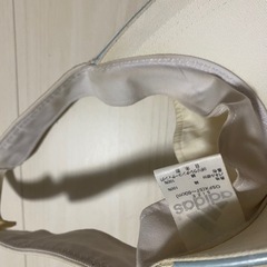 adidas 白色　サンバイザーの画像
