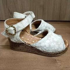 NUOVO(Hawkins)17cm♡子供用　白い花柄のサンダルの画像