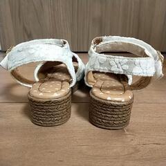 NUOVO(Hawkins)17cm♡子供用　白い花柄のサンダルの画像