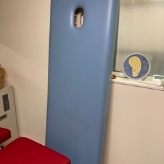 施術ベット　タオルかけて使用しております。