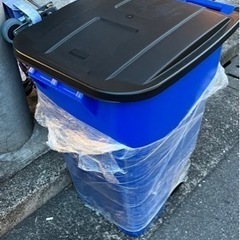 すごく大きなゴミ箱