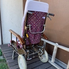 再値下げ　フルリクライニングの介護用車椅子(肘掛けが木製)の画像