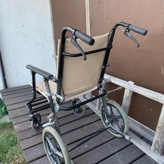 折りたたみの介護用車椅子の画像