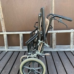 折りたたみの介護用車椅子の画像