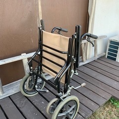 折りたたみの介護用車椅子の画像