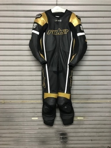 レーシングスーツ