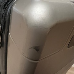 【無料】スーツケース(34L)／チャック部分のみ破損の画像