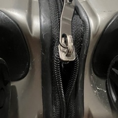 【無料】スーツケース(34L)／チャック部分のみ破損の画像