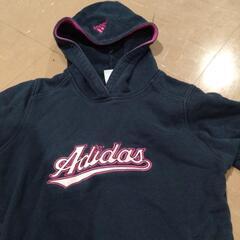 Adidasのトップスの画像