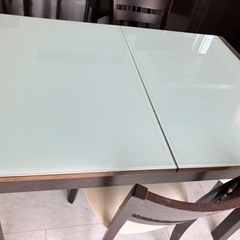 ダイニングテーブルの画像