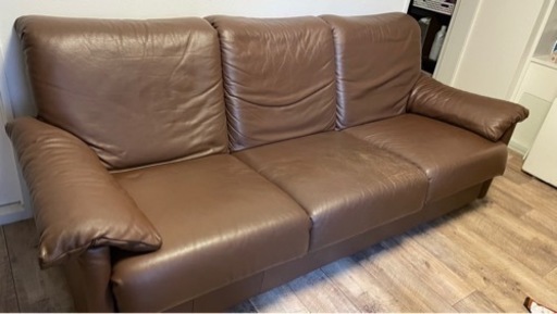 革のソファ。座りごごちとても良い。