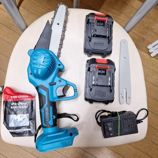 小型電動チェーンソーです\nバッテリー充電式型です