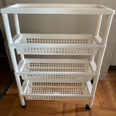 52x16x67センチ　プラスチック製収納ラック(キャスターあり...