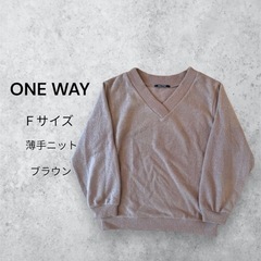 ジャケットの下にも着やすい薄めニット