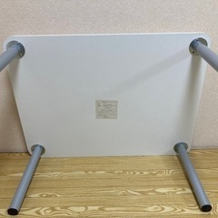 ホワイトテーブルの画像