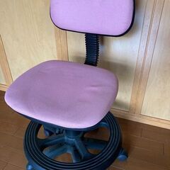 オフィス(PC)チェアと子供用学習チェアの画像