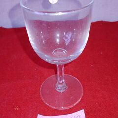 格安中古短期使用　ワイングラス、食前酒グラス　SASAKIブランド　、ｗ５，５ｈ１１ｃｍ、価格は単価です。１箱６個入りでお願い致します。全１２９個有ります。他にSASAKIブランド　タンブラーグラス、ワイングラス、シャンパングラス等有ります。映像には有りませんが専用箱入りです。  　所在地と必要数量及び必要日をお知らせくださいの画像