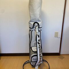TayIorMadeテーラーメイド 軽量キャディバッグ 　ユースド・ ファスナー作動問題なし。の画像
