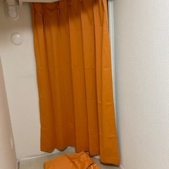 カーテン　小窓用　オレンジ　2枚セット　観音開きの画像