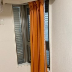 カーテン　小窓用　オレンジ　2枚セット　観音開きの画像