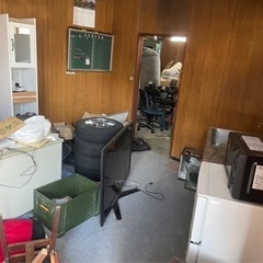 大型倉庫の不用品片付け、差し上げます！