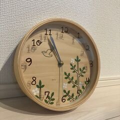 鳥の模様がかわいい掛け時計の画像