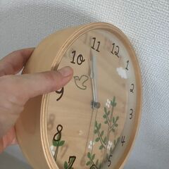 鳥の模様がかわいい掛け時計の画像