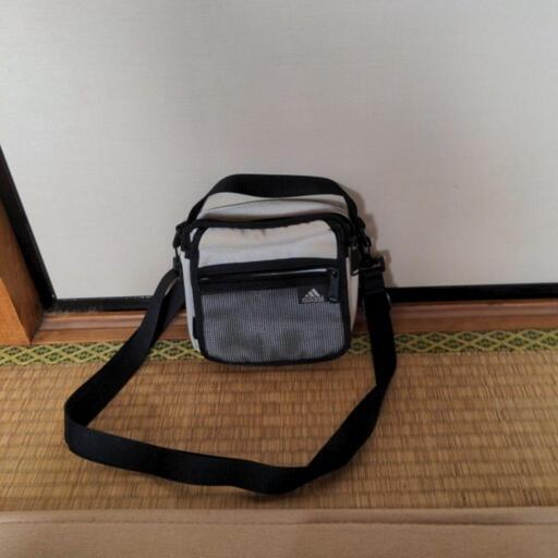 ショルダーバック　adidas　(定価3000円)