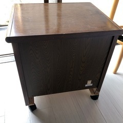 レトロなベッドサイドテーブルの画像