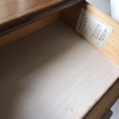 レトロなベッドサイドテーブルの画像