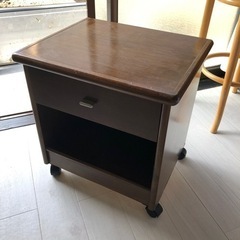 レトロなベッドサイドテーブル