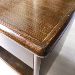 レトロなベッドサイドテーブルの画像